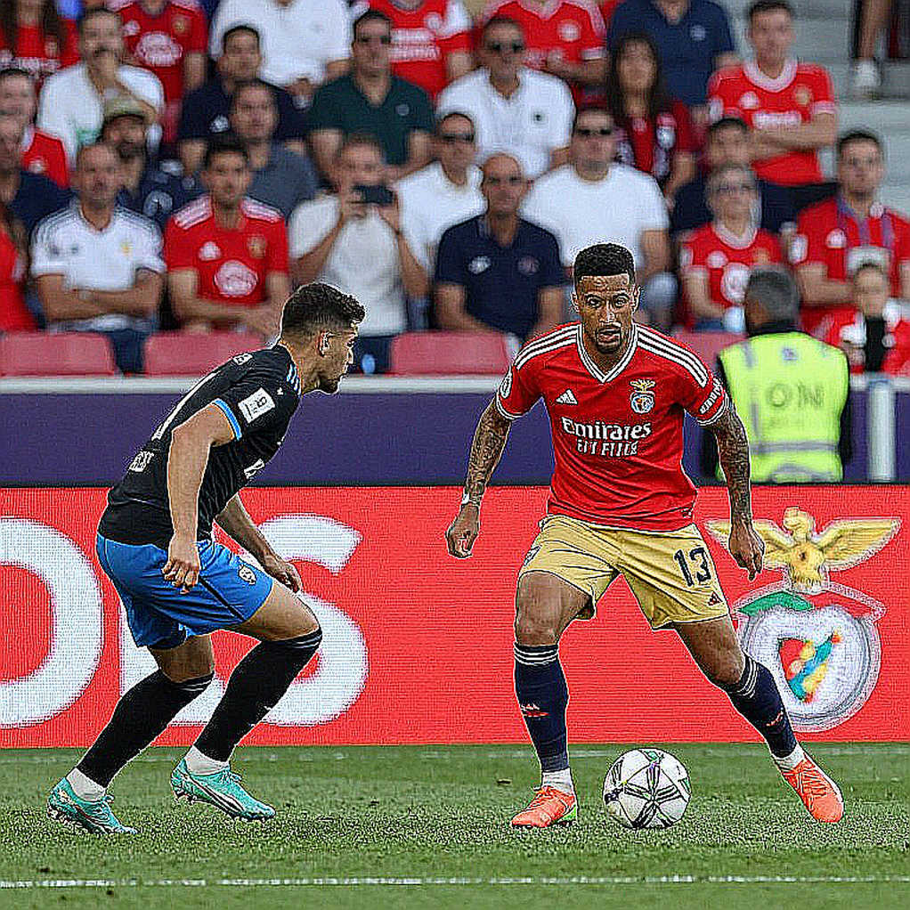 Trực thăng cấp cứu hạ cánh xuống trung tâm huấn luyện Bayern: Vincent Kompany nhập viện và giới hạn của một người đứng ngoài đường biên