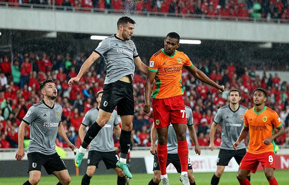 Trabzonspor 2-0 Hearts: sáu điểm trọn vẹn và những cái tên không khớp đội bóng