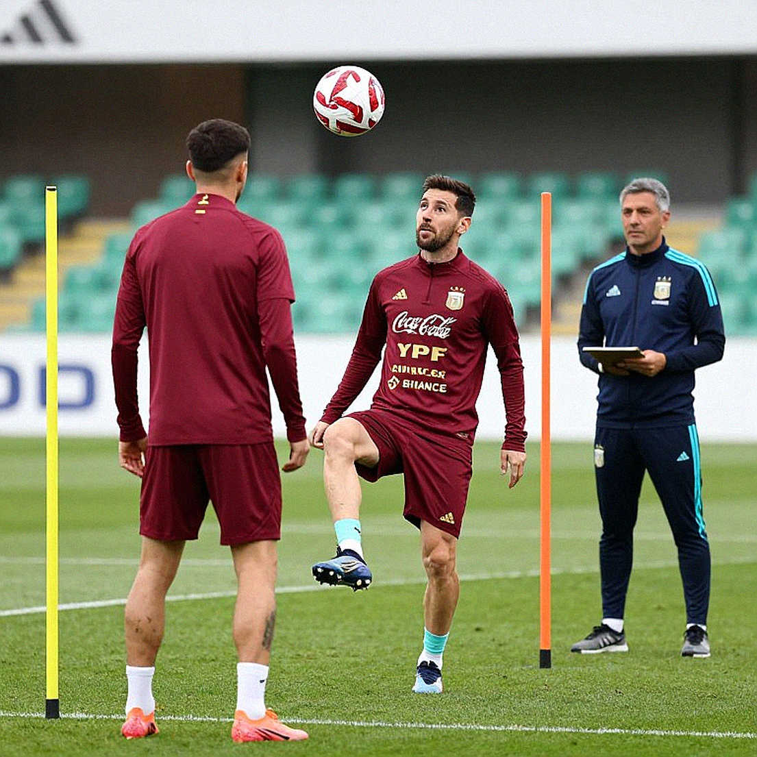 Messi và khoảnh khắc phút thứ 10: Khi Argentina nói lời từ biệt với huyền thoại chưa từng thi đấu trên sân nhà