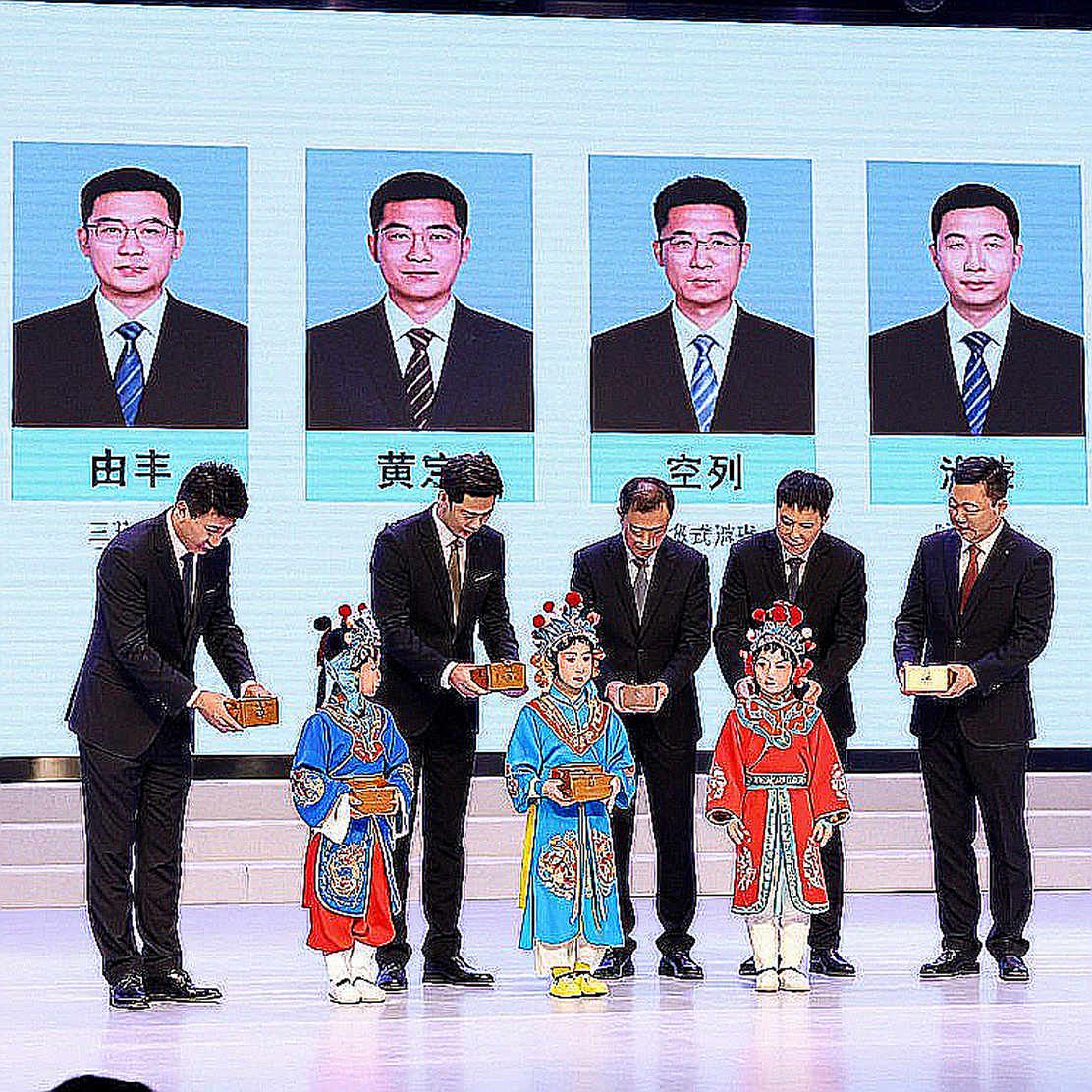Ba trong bốn kỳ thủ nữ từng gặp định kiến hoặc quấy rối: FIDE công bố, nhưng dòng tít đi trước phương pháp