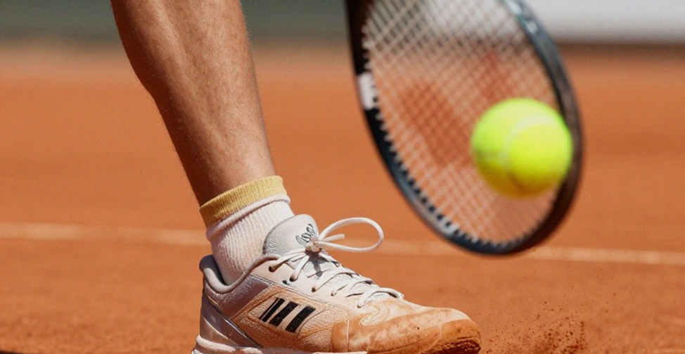 Tay áo nén và nụ cười: Alcaraz mở màn US Open 2026 bằng chiến thắng, nhưng ẩn số vẫn là cánh tay phải Tay áo nén và nụ cười: Alcaraz mở màn US Open 2026 bằng chiến thắng, nhưng ẩn số vẫn là cánh tay phải