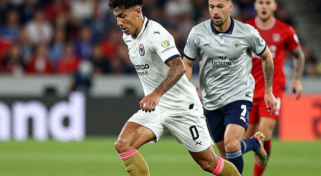 Bí mật chiếc pizza ở Old Trafford: Khi luật trọng tài không thể xử lý kẻ ném bột mì