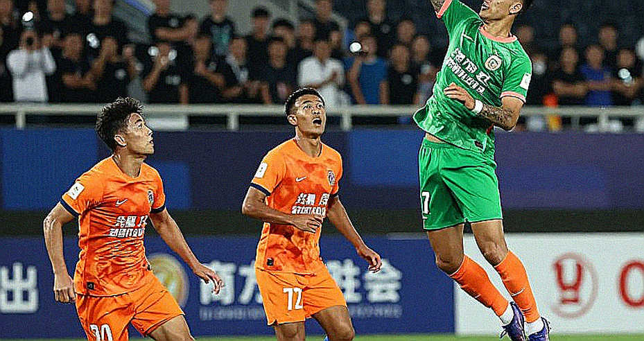Kvaratskhelia, đầu gối phải và bản gia hạn PSG ký ở đáy giá
